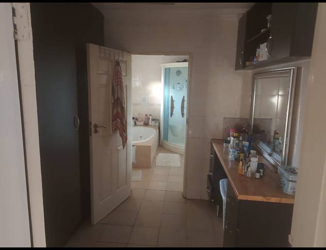 4 BEDROOM HOUSE FOR SALE IN OOS EINDE